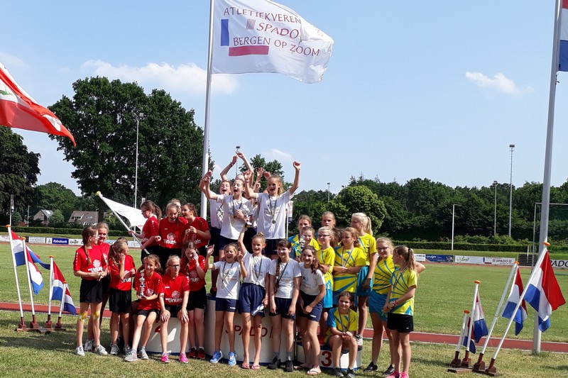 n_Prijsuitreiking atletiek meisjesteams 3.jpg